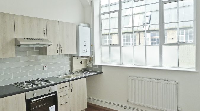 Warehouse conversion with 2 rooms, kitchen and WC in Seven Sisters N15
