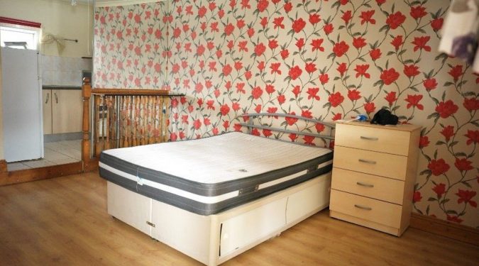 1 bed Apartment- Lots of light! Cheap rent! Good location in Manor House N15