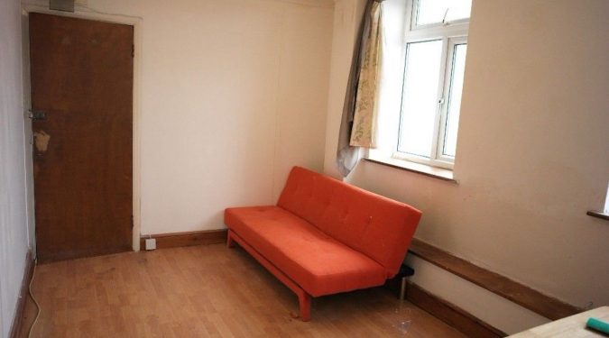 1 bed Apartment- Lots of light! Cheap rent! Good location in Manor House N15