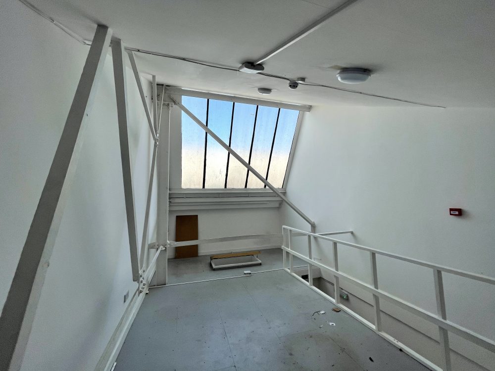 Mezzanine Studio Available to rent in N17 Mill Mead Road Pic18