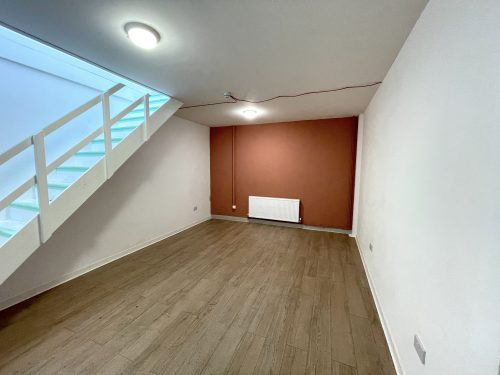 Mezzanine Studio Available to rent in N17 Mill Mead Road Pic3