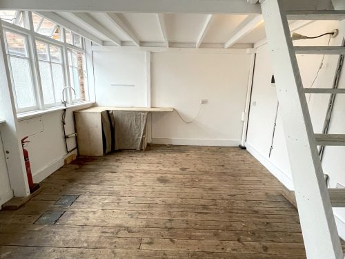 Mezzanine Studio Available to rent in N16 Shelford Place Pic3