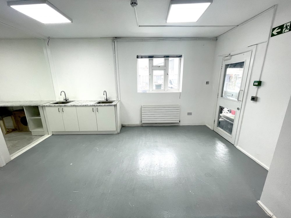 E18 Woodford 730 Sq Ft Ground Floor Unit To rent in Creative Warehouse 14