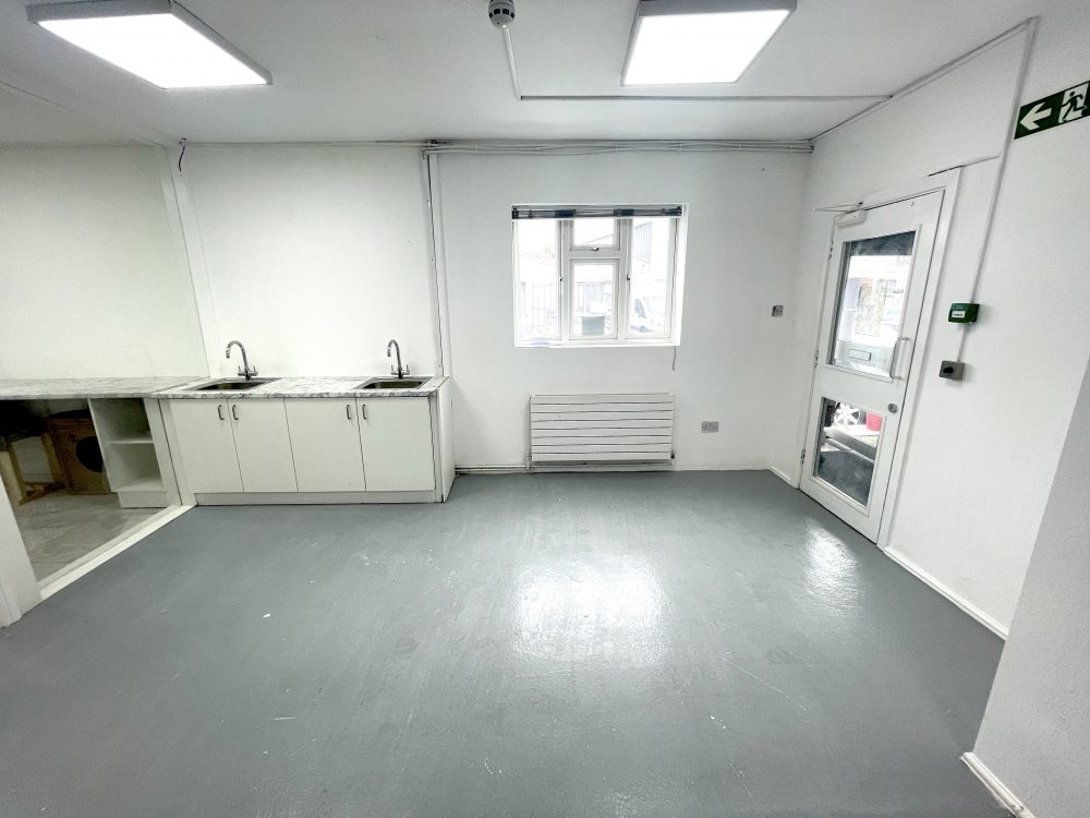 E18 Woodford 730 Sq Ft Ground Floor Unit To rent in Creative Warehouse 14