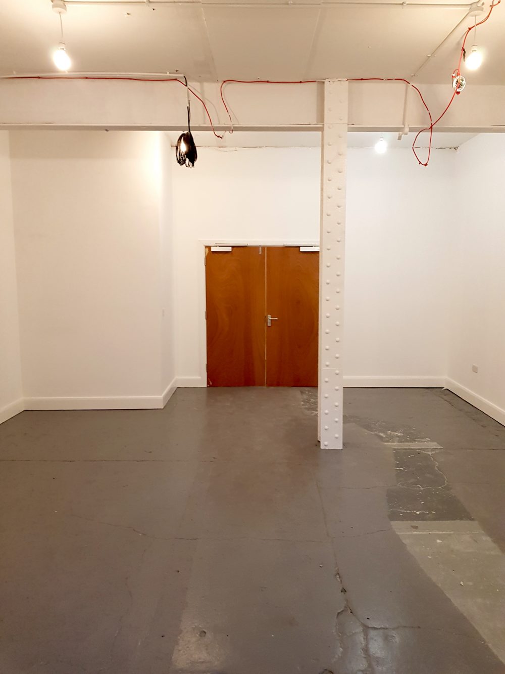 Light indurstrial unit to rent in E9 Tudor Grive Enter price House Pic7