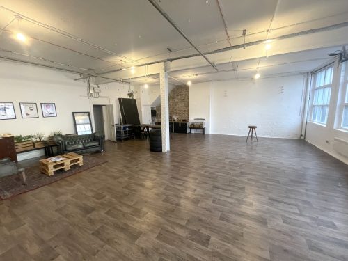 E9 Hackney Belsham Street Warehouse Studio : Light industrial art studio To rent Pic1