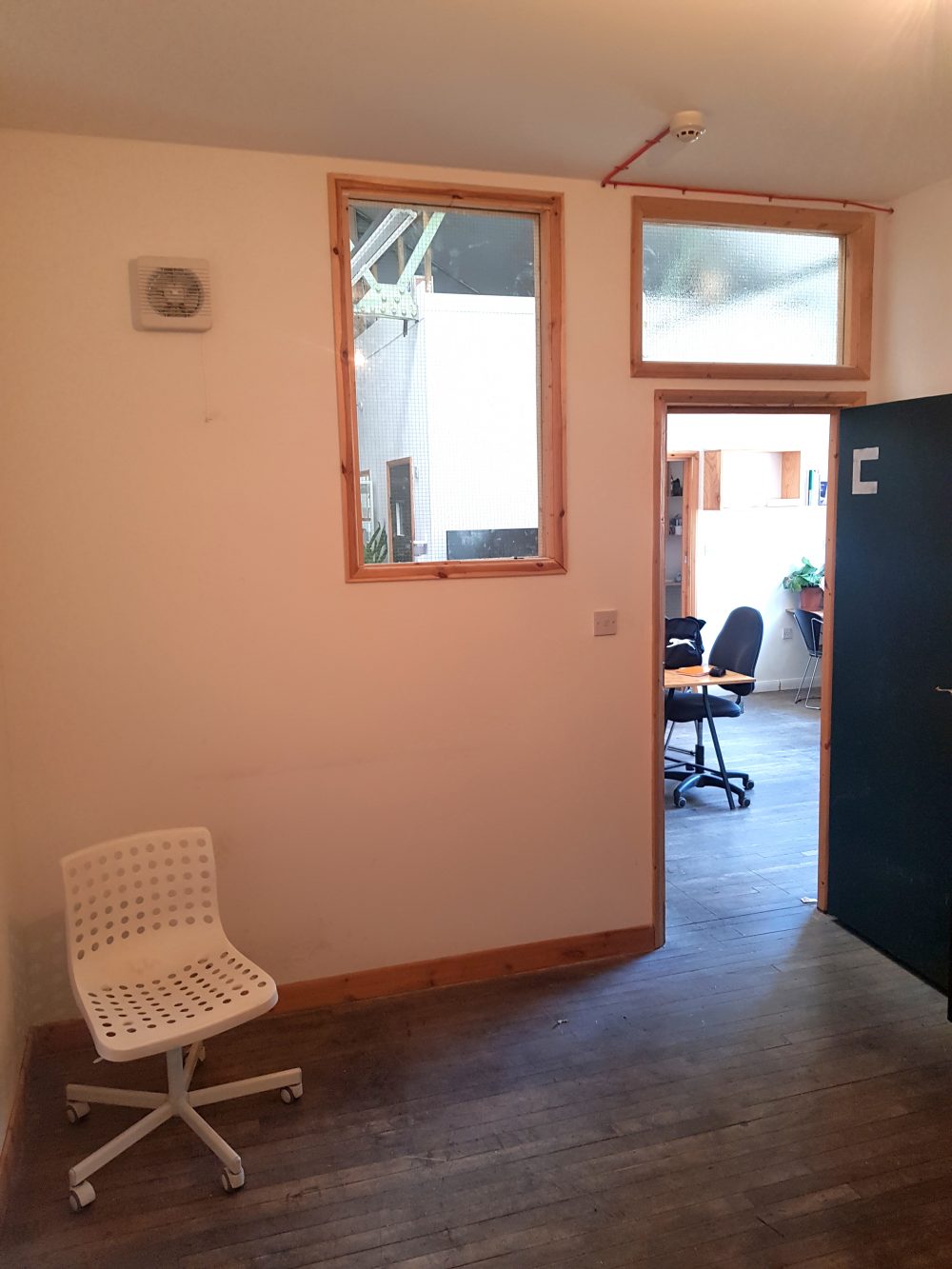 Light indurstrial unit to rent in N15 Markfield rd Gaunson House Studio B and C PIc3