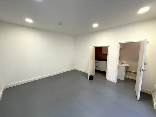 Ground Floor Warehouse Studio Available to rent in N4 Manor House Vale Rd Pic11
