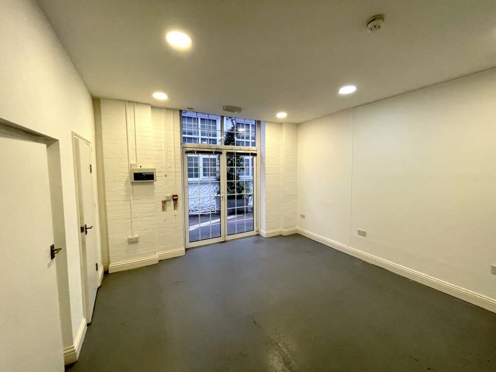Ground Floor Warehouse Studio Available to rent in N4 Manor House Vale Rd Pic9