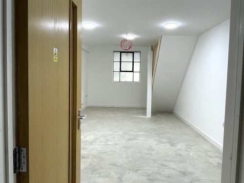 Creative live work style Studio flat Available to rent in EN3 Enfield Alxandra rd Pic3