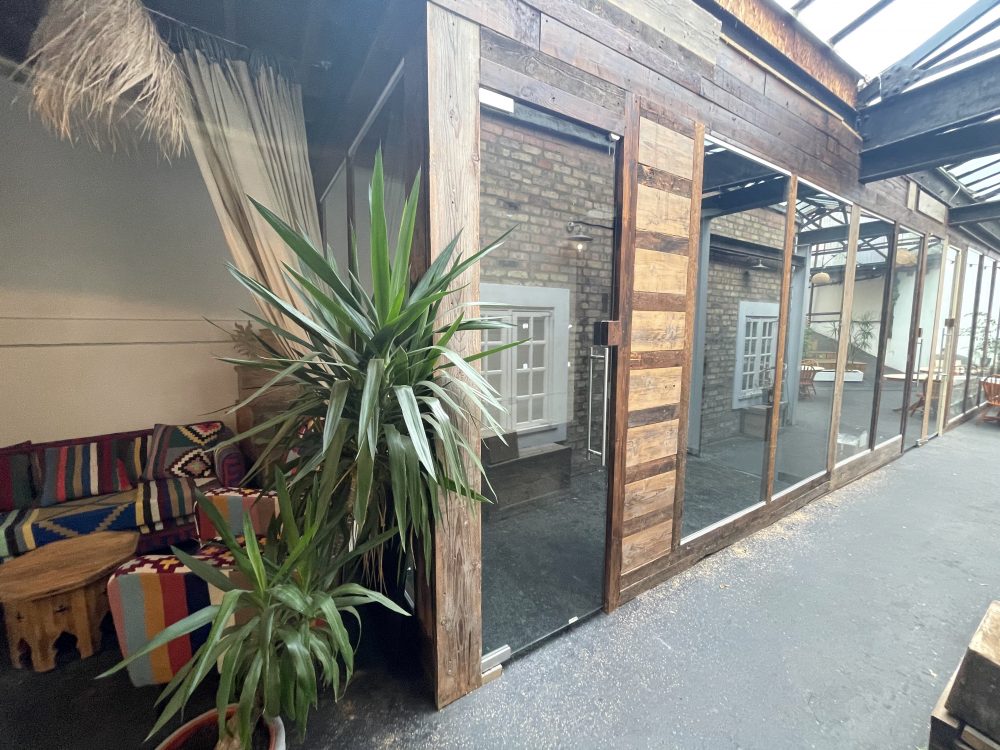 Glass front Studio Available to rent in N16 Green Lane Pic1