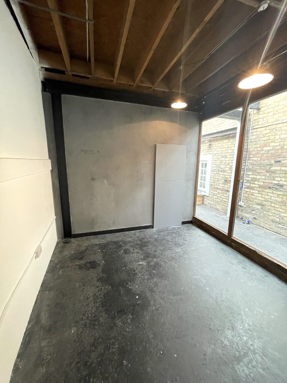Glass front Studio Available to rent in N16 Green Lane Pic2
