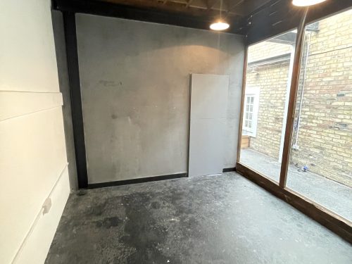 Glass front Studio Available to rent in N16 Green Lane Pic2