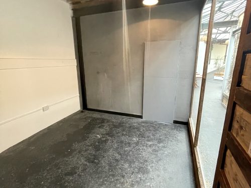 Glass front Studio Available to rent in N16 Green Lane Pic6