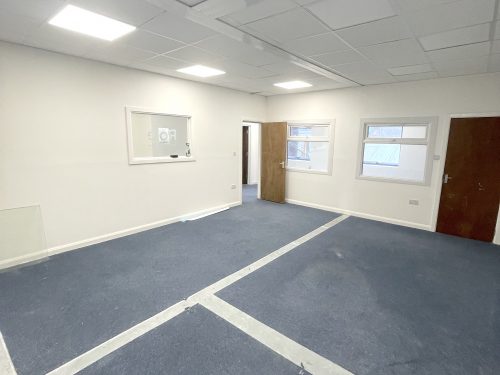 First floor office space : light idustrial creative artist studio to rent in E18 S South Woodford Pic 3