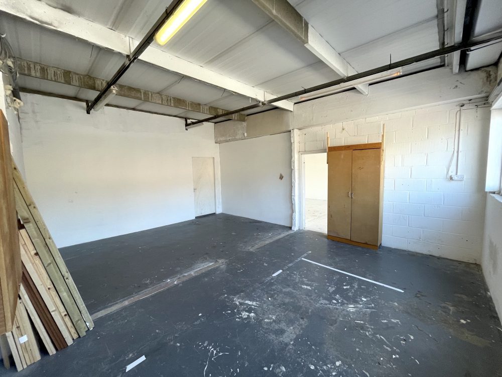 E9 Hackney Wick White Post Lane Queens Yard Warehouse Studio conversion : Light industrial art studio To rent Pic2