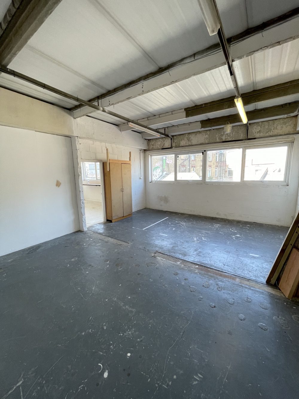 E9 Hackney Wick White Post Lane Queens Yard Warehouse Studio conversion : Light industrial art studio To rent Pic4