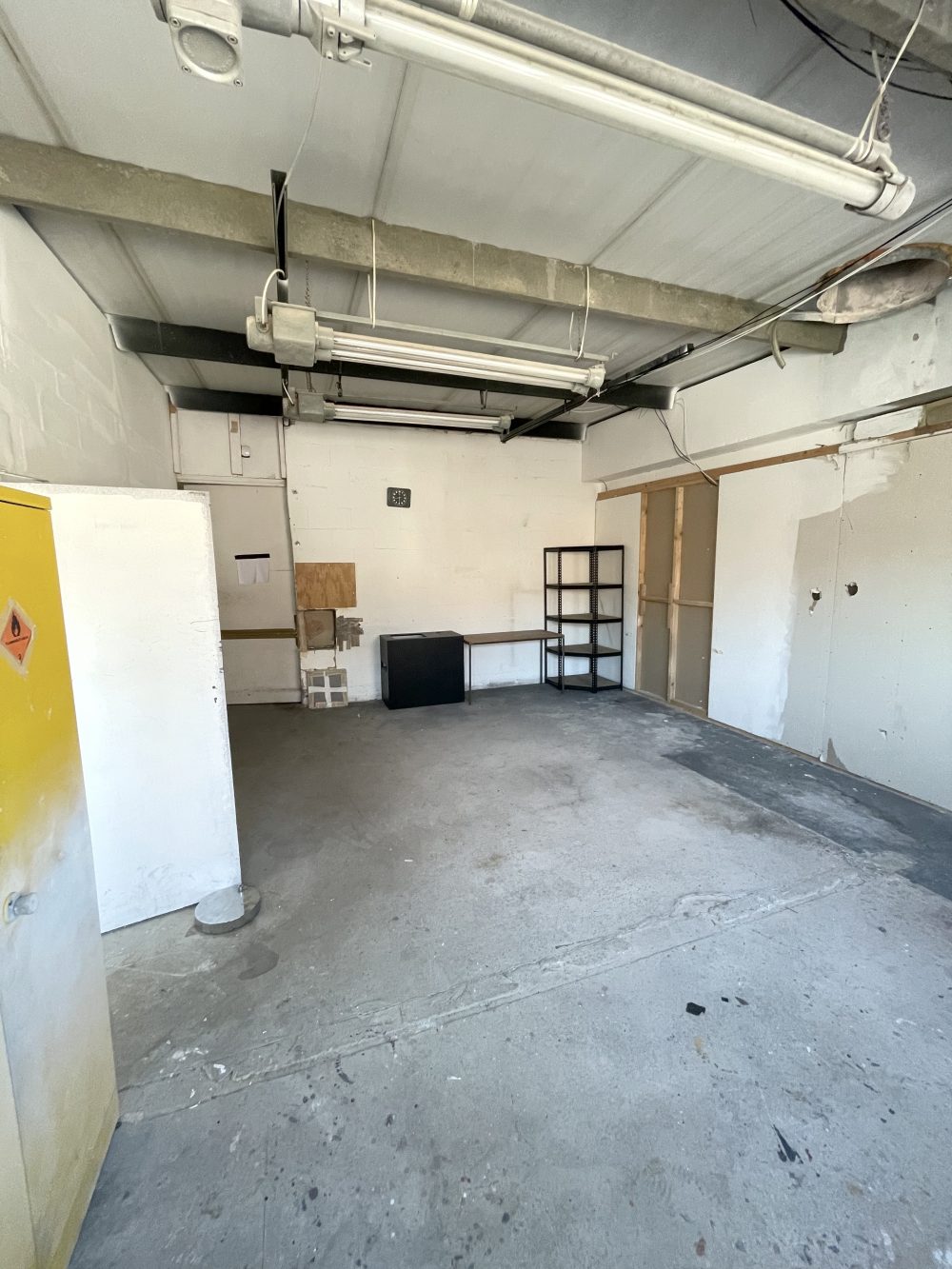 E9 Hackney Wick White Post Lane Queens Yard Warehouse Studio conversion : Light industrial art studio To rent Pic4