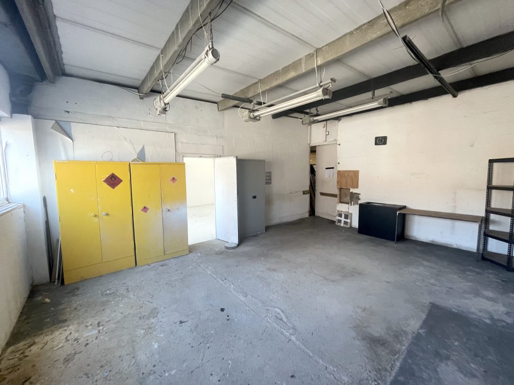 E9 Hackney Wick White Post Lane Queens Yard Warehouse Studio conversion : Light industrial art studio To rent Pic9