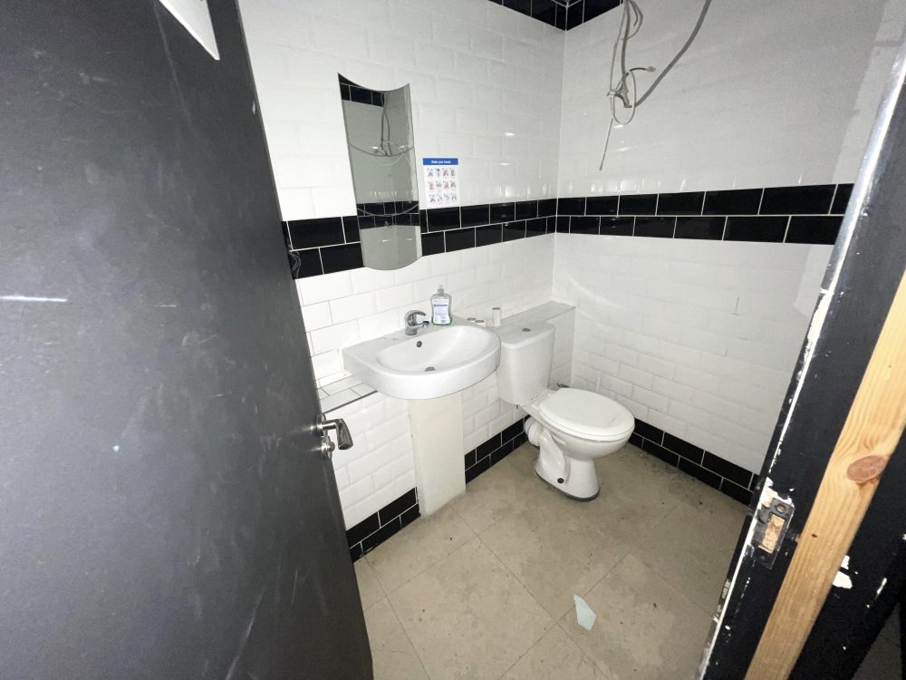 E11 Leytonstone High Rd Huge space to rent on busy High road in East london Pic.jpeg52