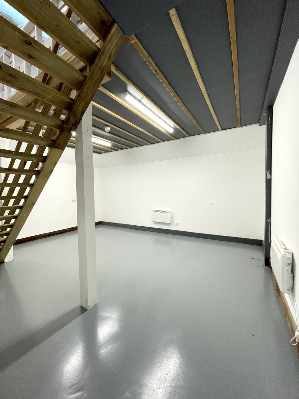 N15 Seven Sisters (Markfield Road) -Warehouse : Art Studio to rent for artists 4