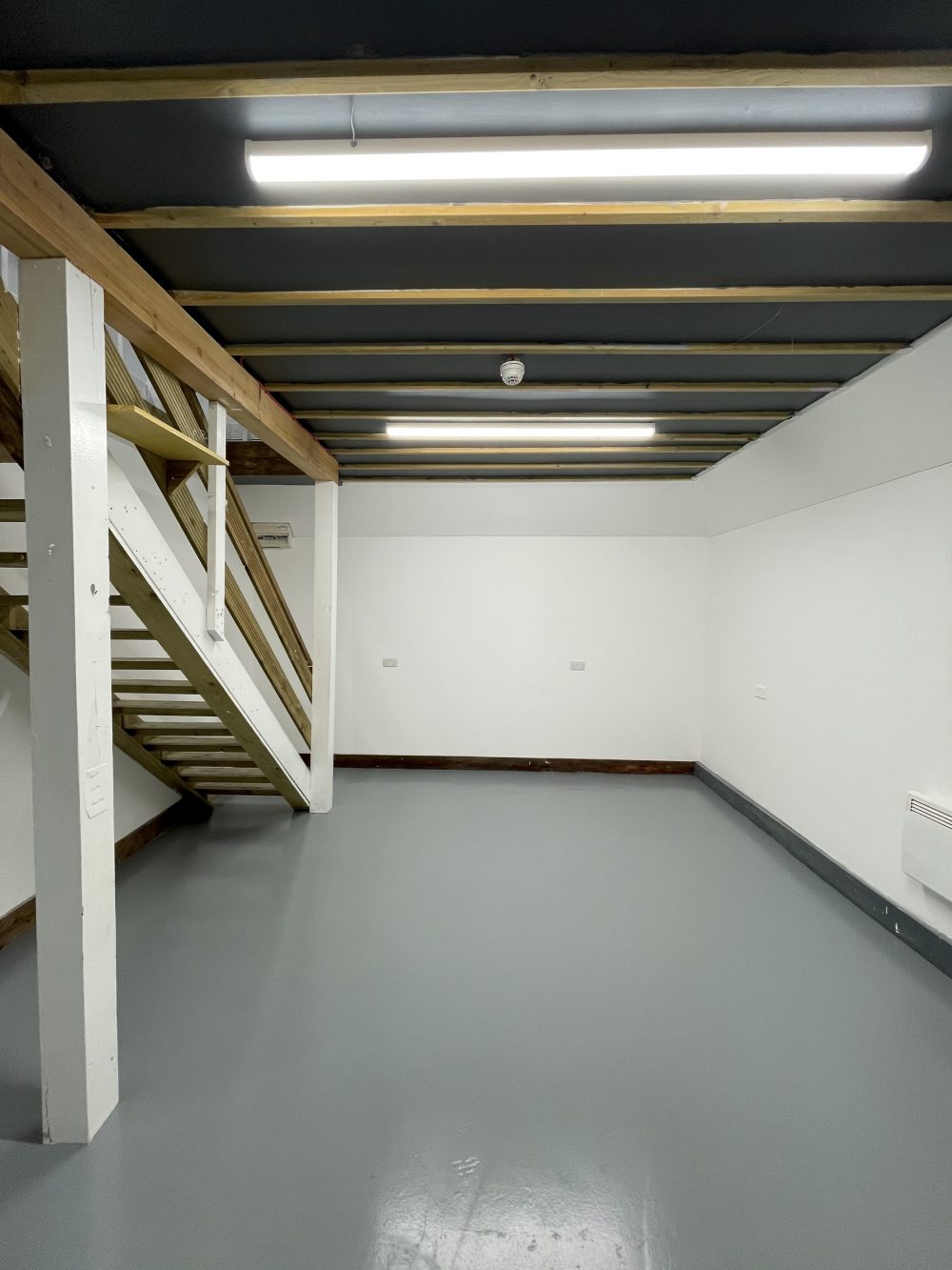 N15 Seven Sisters (Markfield Road) -Warehouse : Art Studio to rent for artists 5