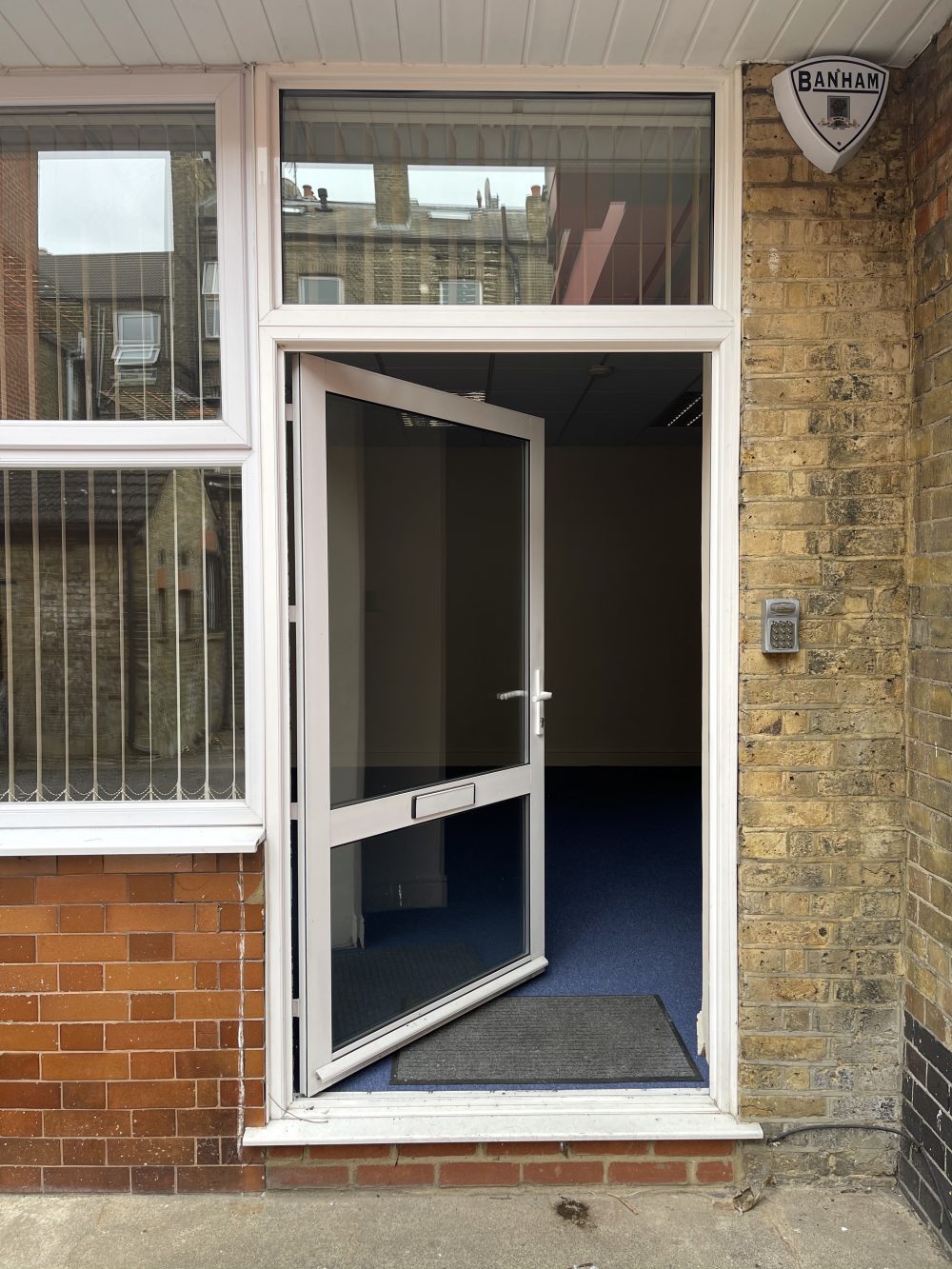 N12 Finchley High Road – Live work unit to rent with parking 11