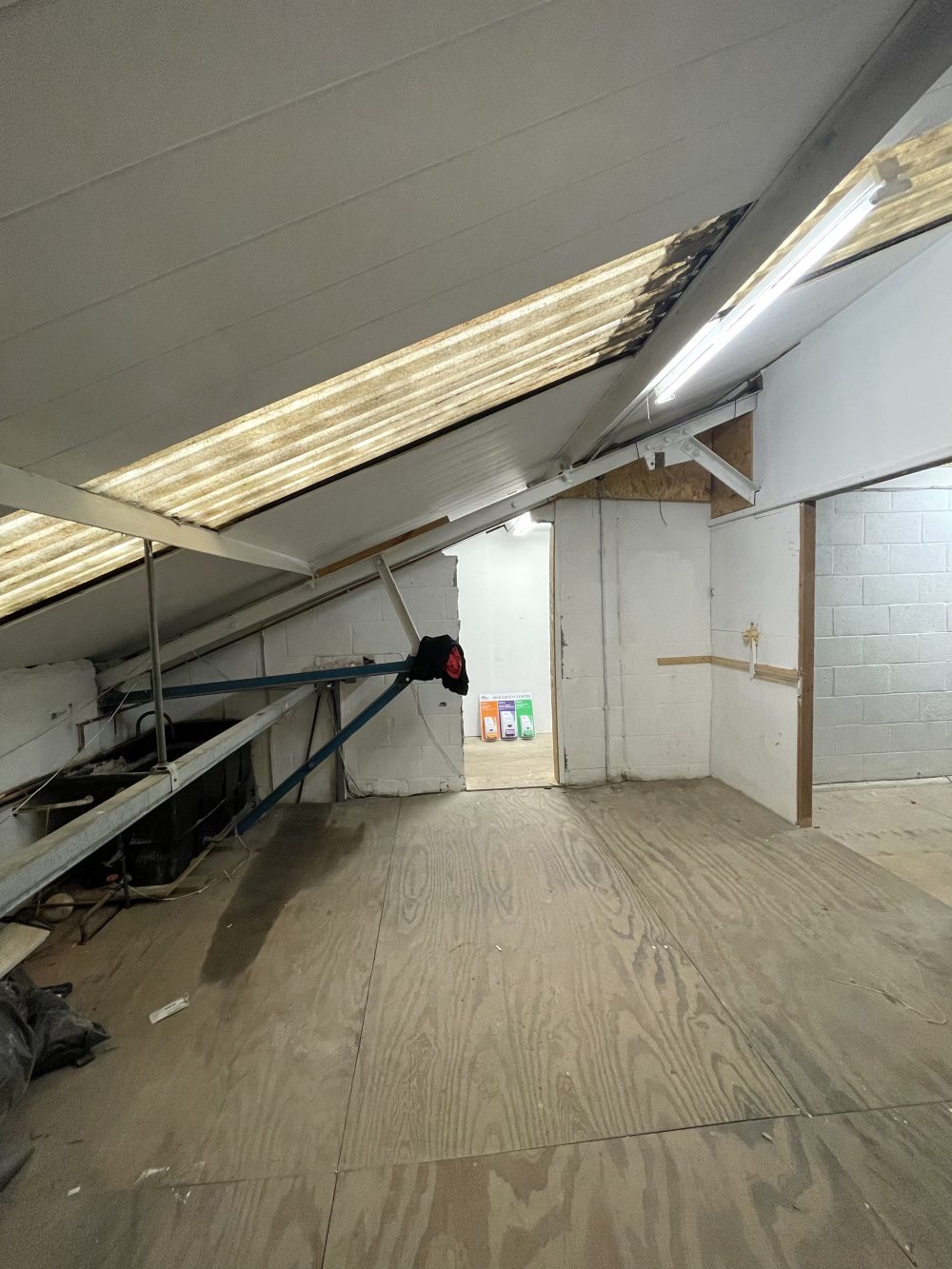 N15 Seven Sisters (High Cross, Fountayne Road) – Live work style Warehouse Unit to rent for artists 28