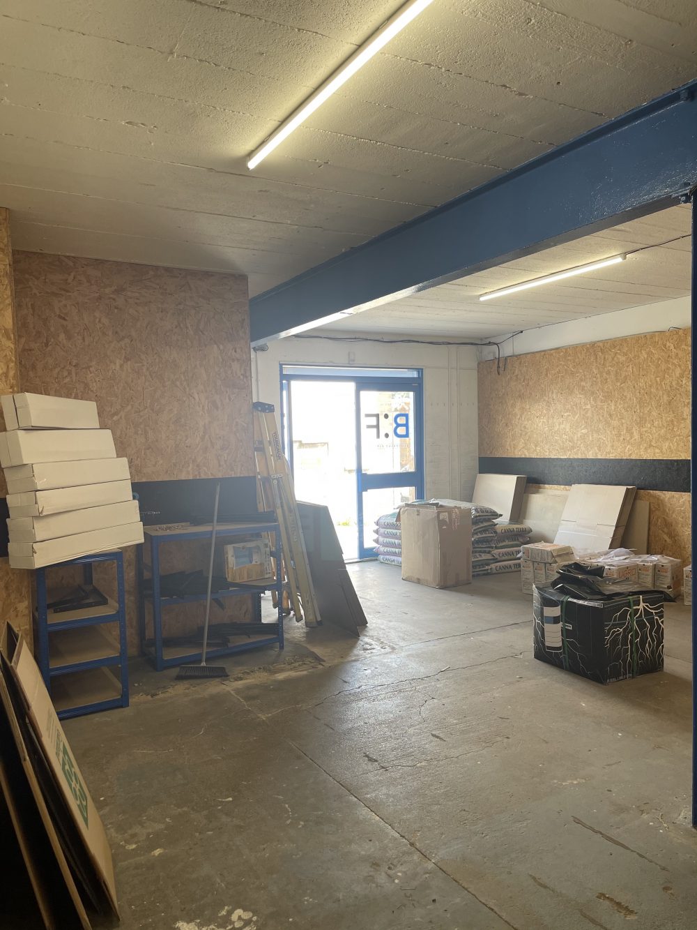 E18 735sq ft ground floor warehouse unit to rent with 24 hour access13