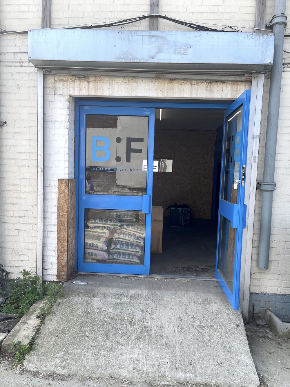 E18 735sq ft ground floor warehouse unit to rent with 24 hour access3