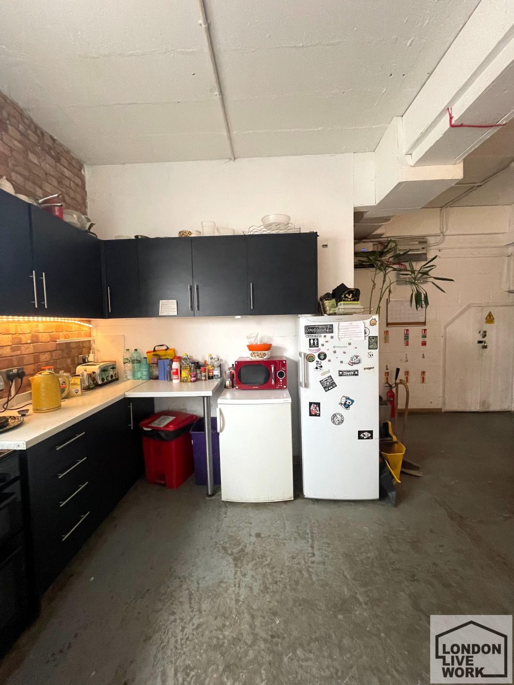 N15-artist-studio-to-rent-in-warehouse-2