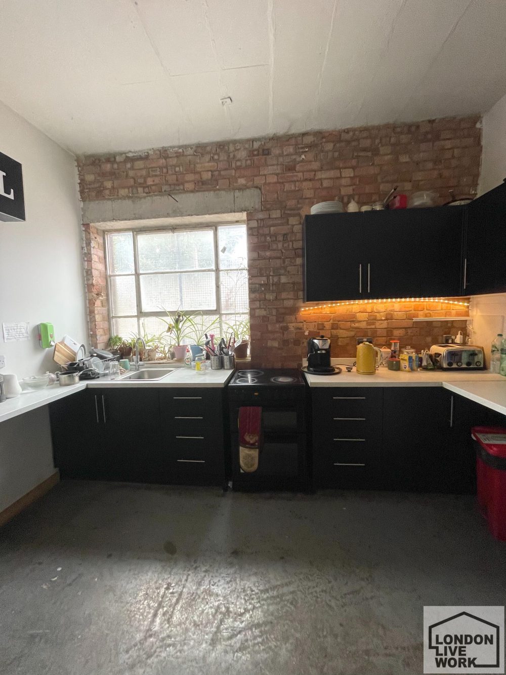 N15-artist-studio-to-rent-in-warehouse-3