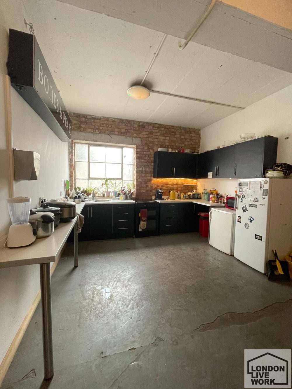 N15-artist-studio-to-rent-in-warehouse-4